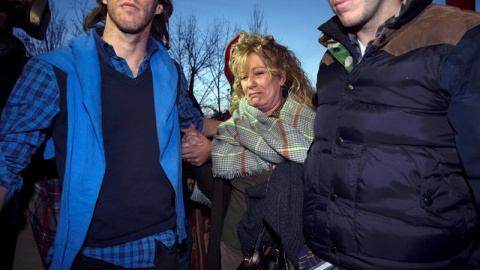 La exalcaldesa de Marbella María Soledad Yagüe acompañada por familiares a su entrada a la cárcel de Alhaurín de la Torre. EFE/Jorge Zapata. La exalcaldesa de Marbella María Soledad Yagüe acompañada por familiares a su entrada a la cárcel de Alhaurín de la Torre. EFE/Jorge Zapata.