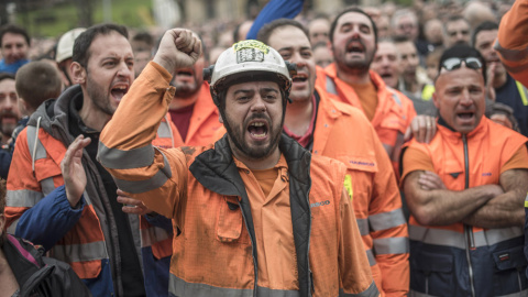 Manifestación en Sestao (Vizcaya) en defensa del empleo, tras el anuncio por parte de la empresa Arcelor Mittal de una "parada temporal indefinida" de la planta. EFE/MIGUEL TOÑA Manifestación en Sestao (Vizcaya) en defensa del empleo, tras el anuncio por parte de la empresa Arcelor Mittal de una "parada temporal indefinida" de la planta. EFE/MIGUEL TOÑA