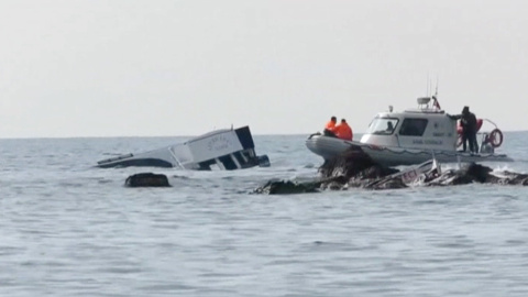 Un barco de la guardia costera turca junto a la embarcación con refugiados que ha naufragado frente a las costa de Ayvacik (Turquía). TV REUTERS / Reuters Un barco de la guardia costera turca junto a la embarcación con refugiados que ha naufragado frente a las costa de Ayvacik (Turquía). TV REUTERS / Reuters