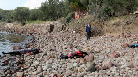 Un hombre mira los cadáveres de los refugiados víctimas del naufragio de su embargación frente a la costa turca. EFE / EPA / STR Un hombre mira los cadáveres de los refugiados víctimas del naufragio de su embargación frente a la costa turca. EFE / EPA / STR
