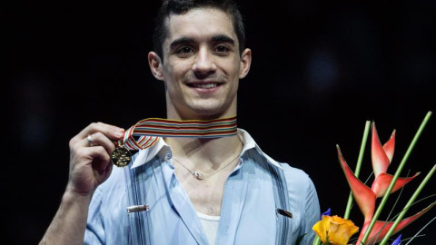 El español Javier Fernández posa con su medalla tras quedar en primer lugar en el Campeonato Europeo de Patinaje Artístico. - EFE El español Javier Fernández posa con su medalla tras quedar en primer lugar en el Campeonato Europeo de Patinaje Artístico. - EFE