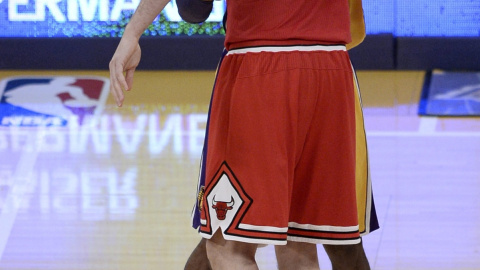 Kobe Bryant abraza al español Pau Gasol.- EFE Kobe Bryant abraza al español Pau Gasol.- EFE