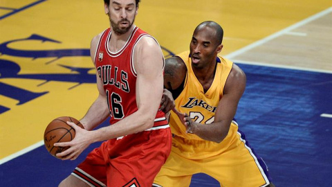 Kobe Bryant de Los Ángeles Lakers disputa el balón con el español Pau Gasol de Chicago Bulls.- EFE Kobe Bryant de Los Ángeles Lakers disputa el balón con el español Pau Gasol de Chicago Bulls.- EFE