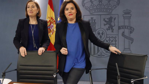 La vicepresidenta del Goberno en funciones, Soraya Sáenz de Santamaría (d) y la ministra de Fomento, Ana Pastor, momentos antes de la rueda de prensa posterior a la reunión del Consejo de Ministros. /EFE La vicepresidenta del Goberno en funciones, Soraya Sáenz de Santamaría (d) y la ministra de Fomento, Ana Pastor, momentos antes de la rueda de prensa posterior a la reunión del Consejo de Ministros. /EFE
