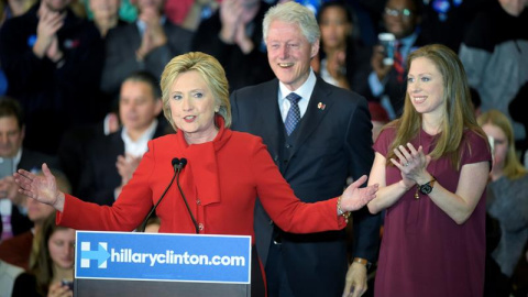 La candidata presidencial de partido Democráta Hillary Clinton habla junto a su esposo, el expresidente de EE.UU Bill Clinton, y su hija Chelsea Clinton durante la noche del caucus del partido Demócrata./ EFE La candidata presidencial de partido Democráta Hillary Clinton habla junto a su esposo, el expresidente de EE.UU Bill Clinton, y su hija Chelsea Clinton durante la noche del caucus del partido Demócrata./ EFE