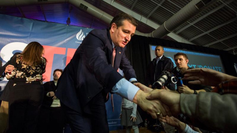 El candidato presidencial estadounidense por el partido Republicano Ted Cruz saluda a seguidores después de ganar los Caucus de Iowa./ EFE El candidato presidencial estadounidense por el partido Republicano Ted Cruz saluda a seguidores después de ganar los Caucus de Iowa./ EFE