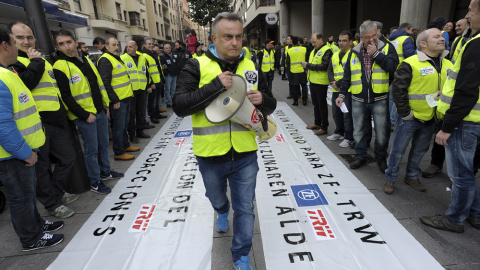 Trabajadores de la empresa ZF-TRW se preparan para participar en la manifestación que ha tenido lugar en Pamplona por el ERE para el despido de 250 de los 620 empleados de la factoría. EFE/Villar López Trabajadores de la empresa ZF-TRW se preparan para participar en la manifestación que ha tenido lugar en Pamplona por el ERE para el despido de 250 de los 620 empleados de la factoría. EFE/Villar López