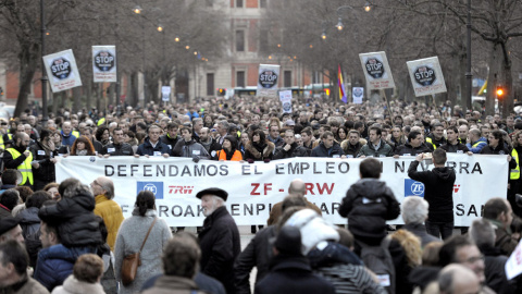Miles de personas se han manifestado en Pamplona en apoyo a los trabajadores de la planta de ZF-TRW y en protesta por el ERE para el despido de 250 de los 620 empleados de la factoría. EFE/Villar López Miles de personas se han manifestado en Pamplona en apoyo a los trabajadores de la planta de ZF-TRW y en protesta por el ERE para el despido de 250 de los 620 empleados de la factoría. EFE/Villar López