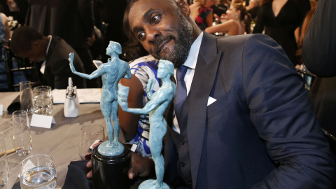El actor británico Idris Elba, en su mesa con los dos premios del Sindicato de Actores de EEUU. REUTERS/Lucy Nicholson