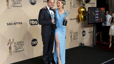 Los actores Leonardo DiCaprio  y Brie Larson posan ante los periodistas con sus premios del Sindicato de Actores de EEUU. REUTERS/Mike Blake