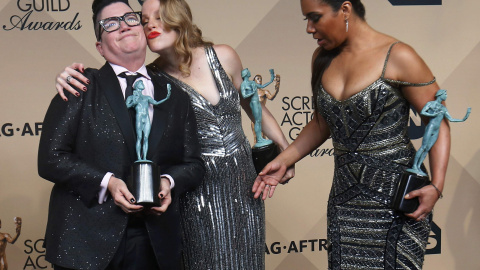 Las actrices Lea DeLaria, Emma Myles y Jessica Pimentel, de la serie 'Orange is the New Black', con sus premios del Sindicato de Actores de EEUU. REUTERS/Mike Blake