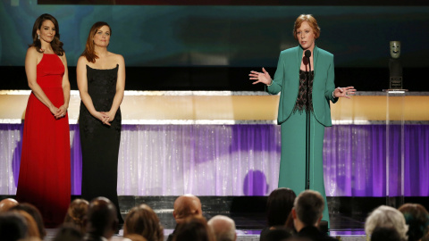 La actriz Carol Burnett, en el escenario agradece el premio a toda una carrera entregado por el Sindicato de Actores de EEUU. REUTERS/Lucy Nicholson