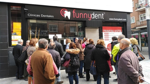 Varias personas se acercan a una de las clínicas de Funnydent./EP Varias personas se acercan a una de las clínicas de Funnydent./EP