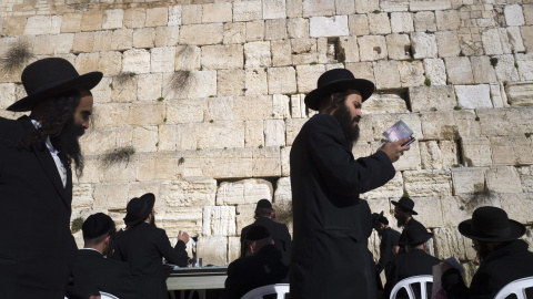 Judíos ultra-ortodoxos caminan en círculos alrededor de los demás, mientras que rezan ante el Muro de las Lamentaciones, el lugar más sagrado del judaísmo, en la Ciudad Vieja de Jerusalén. EFE / EPA / JIM HOLLANDER Judíos ultra-ortodoxos caminan en círculos alrededor de los demás, mientras que rezan ante el Muro de las Lamentaciones, el lugar más sagrado del judaísmo, en la Ciudad Vieja de Jerusalén. EFE / EPA / JIM HOLLANDER