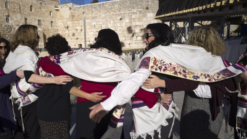 Mujeres con chales de oración cantan mientras caminan hacia la sección reservada para ellas del Muro de las Lamentaciones, en Jerusalén. EFE / EPA / JIM HOLLANDER Mujeres con chales de oración cantan mientras caminan hacia la sección reservada para ellas del Muro de las Lamentaciones, en Jerusalén. EFE / EPA / JIM HOLLANDER