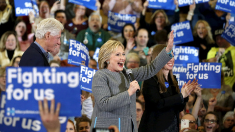 La candidata demócrata Hillary Clinton, que lidera los sondeos de su partido, durante un acto electoral en Iowa. - REUTERS