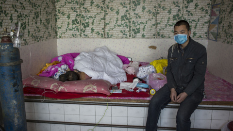 Jianhui Zhao fue diagnosticado con leucemia mieloide aguda a finales de octubre de 2015. El 5 de noviembre, sus padres tuvieron que abandonar el tratamiento de su hijo debido a la falta de dinero. / EFE