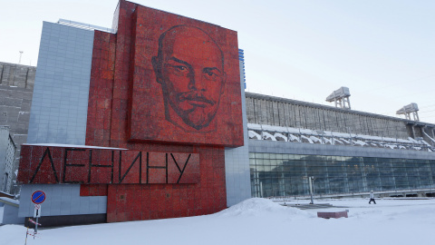 Mosaico de Lenin en la central hidroeléctrica de la ciudad siberiana de Krasnoyarsk. - REUTERS