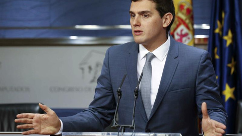 El presidente de Ciudadanos, Albert Rivera, durante la rueda de prensa que ha ofrecido en el Congreso tras entrevistarse durante más de una hora con el rey Felipe VI en el Palacio de la Zarzuela./ EFE El presidente de Ciudadanos, Albert Rivera, durante la rueda de prensa que ha ofrecido en el Congreso tras entrevistarse durante más de una hora con el rey Felipe VI en el Palacio de la Zarzuela./ EFE