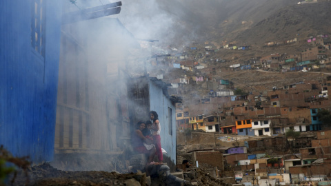 Una familia espera a que los trabajadores sanitarios terminen de fumigar su casa, durante la campaña contra el virus del Zika en una barriada de Lima (Perú). REUTERS/Mariana Bazo Una familia espera a que los trabajadores sanitarios terminen de fumigar su casa, durante la campaña contra el virus del Zika en una barriada de Lima (Perú). REUTERS/Mariana Bazo