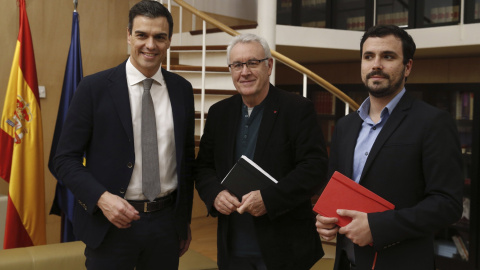 El líder del PSOE y candidato a la Presidencia del Gobierno, Pedro Sánchez, durante la reunión que ha mantenido con los diputados de Izquierda Unida, Cayo Lara y Alberto Garzón. EFE/Kiko Huesca El líder del PSOE y candidato a la Presidencia del Gobierno, Pedro Sánchez, durante la reunión que ha mantenido con los diputados de Izquierda Unida, Cayo Lara y Alberto Garzón. EFE/Kiko Huesca