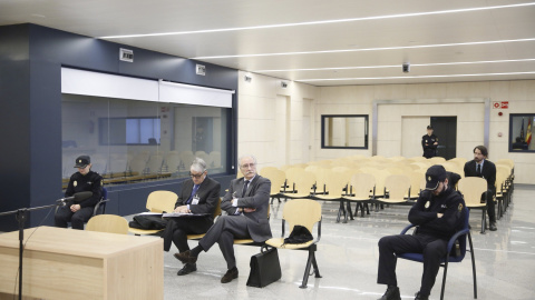 La Audiencia Nacional juzga desde al expresidente de Caja Castilla La Mancha (CCM) Juan Pedro Hernández Moltó (d) y a su exdirector general Ildefonso Ortega (i), por la presunta maniobra contable con las que ocultaron las millonarias pérdid