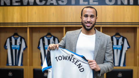 Andros Townsend posa con la camiseta del Newcastle. /PREMIER LEAGUE Andros Townsend posa con la camiseta del Newcastle. /PREMIER LEAGUE