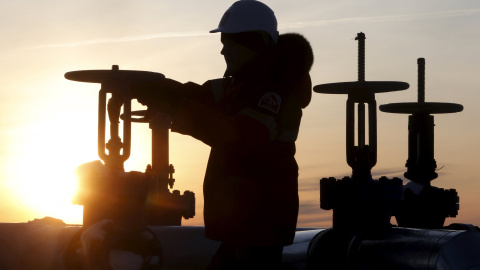 Un trabajador maneja la válvula de un conducto de petróelo en un campo petrolífero de la compañía rusa Lukoil en Sberia. REUTERS/Sergei Karpukhin Un trabajador maneja la válvula de un conducto de petróelo en un campo petrolífero de la compañía rusa Lukoil en Sberia. REUTERS/Sergei Karpukhin