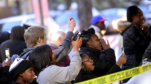 Fotógrafos, periodistas y otras personas concentradas delante del juzgado donde se ha celebrado la vista prelimiar de la cauda con tra el actor Bill Cosby por acoso sexual. REUTERS/Mark Makela