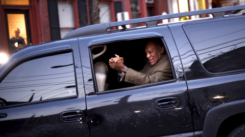 El actor estadounidense Bill Cosby abandona en un monovolumen la corte del condado Montgomery, en el municipio de Norristown, Pensilvania (EEUU), tras su primera comparecencia de su juicio por abuso sexual, y saluda a la gente congregada fu