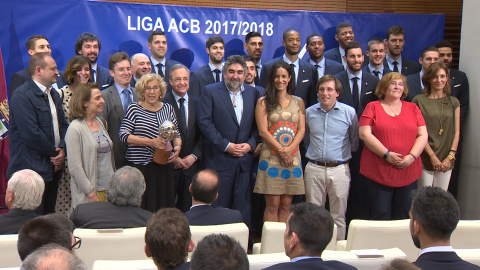 Carmena recibe a los campeones de la Liga Endesa Carmena recibe a los campeones de la Liga Endesa