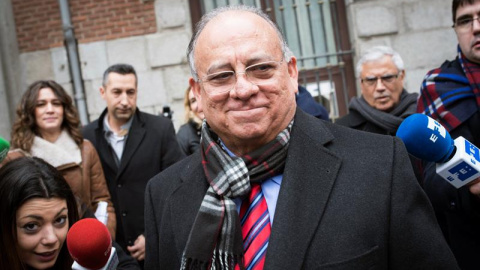 Mario Isea, a la salida del Ministerio de Exteriores tras ser convocado por última vez por el Gobierno. - EFE Mario Isea, a la salida del Ministerio de Exteriores tras ser convocado por última vez por el Gobierno. - EFE