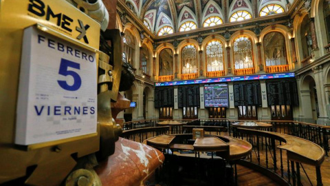 Al fondo un panel informativo que muestra el principal selectivo español, el IBEX 35, que ha subido el 0,37%, hasta los 8.499,5 puntos. EFE/Fernando Alvarado Al fondo un panel informativo que muestra el principal selectivo español, el IBEX 35, que ha subido el 0,37%, hasta los 8.499,5 puntos. EFE/Fernando Alvarado