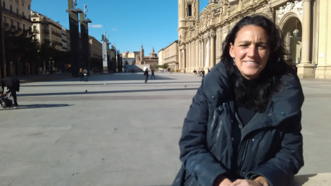 La politóloga Cristina Monge, en la plaza del Pilar, que se convirtió en el espacio del 15M zaragozano durante la movilización de los indignados./E.B