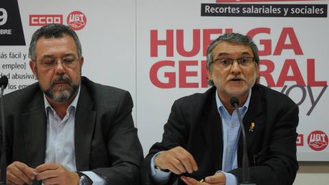 El secretario de Organización y Comunicación de CCOO, Fernando Lezcano, muestra los siete casquillos de los disparos en la planta de Airbus, en 2010.-CCOO/ARCHIVO El secretario de Organización y Comunicación de CCOO, Fernando Lezcano, muestra los siete casquillos de los disparos en la planta de Airbus, en 2010.-CCOO/ARCHIVO