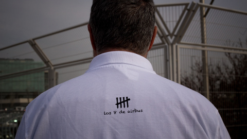 Detalle de la camiseta reivindicativa de uno de 'Los Ocho de Airbus'.- JAIRO VARGAS Detalle de la camiseta reivindicativa de uno de 'Los Ocho de Airbus'.- JAIRO VARGAS