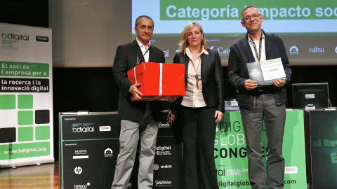Los creadores de eQuáliment recogen el premio a la mejor aplicación informática aplicada a la innovación social. Los creadores de eQuáliment recogen el premio a la mejor aplicación informática aplicada a la innovación social.