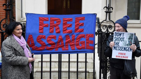 Partidarios de Assange se manifiestan en el exterior de la embajada ecuatoriana en Londres. - EFE Partidarios de Assange se manifiestan en el exterior de la embajada ecuatoriana en Londres. - EFE