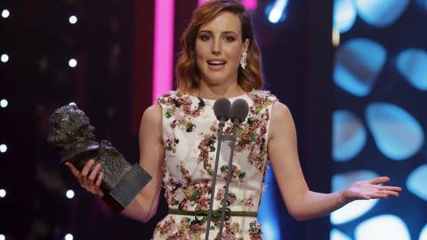 La actriz Natalia de Molina recibe el Goya a la mejor actriz por su papel en "Techo y Comida", durante la ceremonia de la 30 edición de los Premios Goya, que entrega la Academia de Cine, celebrada esta noche en el Hotel Auditorium de Madrid