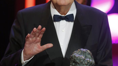 El actor, productor y director Mariano Ozores recibe el Goya de Honor durante la ceremonia de la 30 edición de los Premios Goya, que entrega la Academia de Cine, celebrada esta noche en el Hotel Auditorium de Madrid. EFE