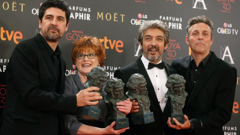 El realizador Cesc Gay, la productora Marta Esteban, el actor argentino Ricardo Darín y el guionista Tomás Aragay, posan con los Goyas conseguidos por sus trabajos en la película "Truman", durante la ceremonia de la 30 edición de los Premio