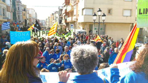 Bajo el lema “El Ebro sin caudales es la muerte del Delta”, miles de personas conformaban una gran marea azul que ha recorrido todas las calles de la ciudad. Bajo el lema “El Ebro sin caudales es la muerte del Delta”, miles de personas conformaban una gran marea azul que ha recorrido todas las calles de la ciudad.
