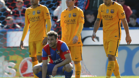 El delantero uruguayo del FC Barcelona Luis Suárez celebra junto a sus compañeros Lionel Messi y Neymar jr. el gol macado al Levante.- EFE