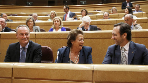 La exalcaldesa de Valencia Rita Barberá en su escaño en el Senado, entre el expresidente valenciano Alberto Fabra y el expresidente balear José Ramón Bauzá. EFE La exalcaldesa de Valencia Rita Barberá en su escaño en el Senado, entre el expresidente valenciano Alberto Fabra y el expresidente balear José Ramón Bauzá. EFE