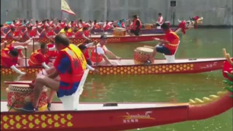 China celebra su histórica carrera de botes de dragón China celebra su histórica carrera de botes de dragón