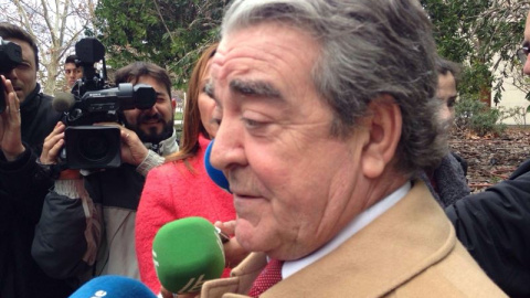 El cuñado de Rita Barberá atiende a la prensa. / EP El cuñado de Rita Barberá atiende a la prensa. / EP