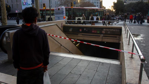 La estación Renfe de Plaza Catalunya cerrada después de que el servicio de trenes haya quedado interrumpido en la red de cercanías de Barcelona desde primera de hora de la mañana ante la presencia de humo en los túneles, sin que se haya pre La estación Renfe de Plaza Catalunya cerrada después de que el servicio de trenes haya quedado interrumpido en la red de cercanías de Barcelona desde primera de hora de la mañana ante la presencia de humo en los túneles, sin que se haya pre