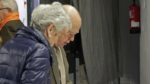 El expresidente de la Generalitat Jordi Pujol y su esposa, Marta Ferrusola, buscando las papeletas en las pasadas elecciones.EFE/Marta Perez El expresidente de la Generalitat Jordi Pujol y su esposa, Marta Ferrusola, buscando las papeletas en las pasadas elecciones.EFE/Marta Perez