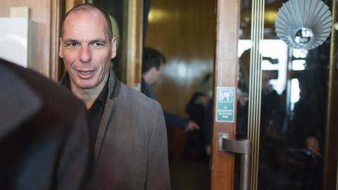 El exministro griego Yanis Varufakis a su llegada a una rueda de prensa sobre la presentación de su Movimiento Democracia en Europa 2025./ EFE El exministro griego Yanis Varufakis a su llegada a una rueda de prensa sobre la presentación de su Movimiento Democracia en Europa 2025./ EFE
