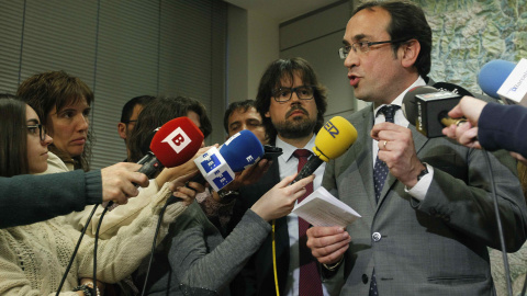 El conseller de Territorio y Sostenibilidad, Josep Rull, durante las declaraciones a los medios de comunicación tras la reunión del órgano mixto Generalitat-Renfe.- EFE